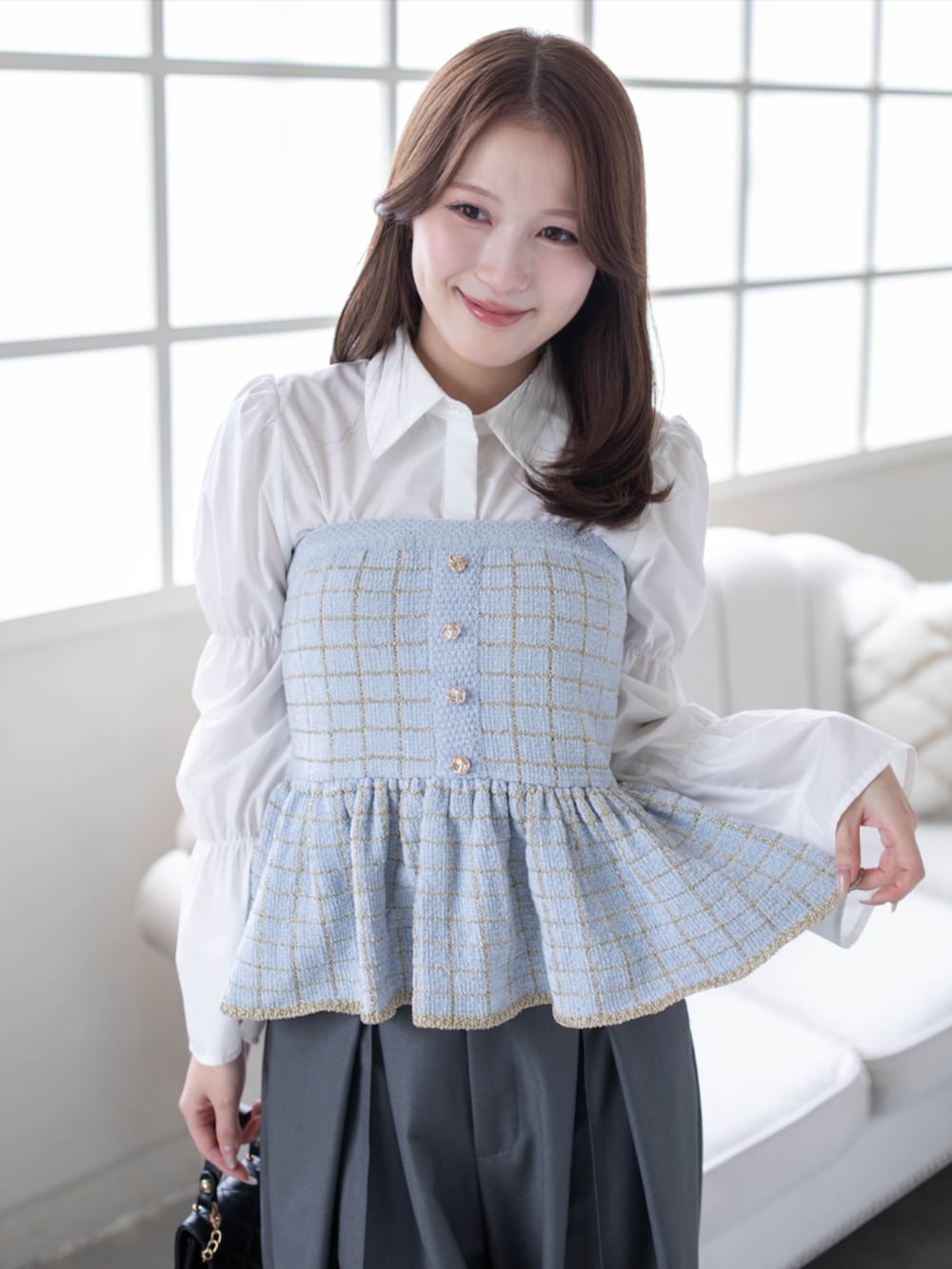 ホワイト系のシャツ/ブラウス、ブラック系のパンプス、グレー系のその他パンツを着用したレディースの秋コーディネートの6枚目の写真
