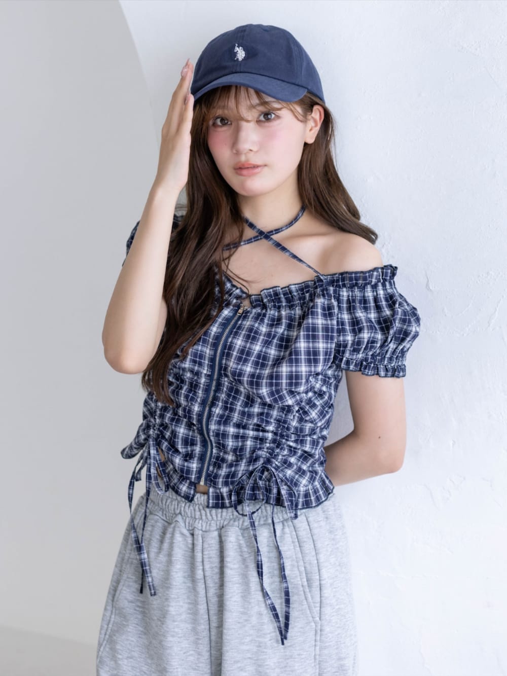 グレー系のスウェットパンツ、ブルー系のシャツ/ブラウス、ブルー系のキャップを着用したレディースの春コーディネートの7枚目の写真