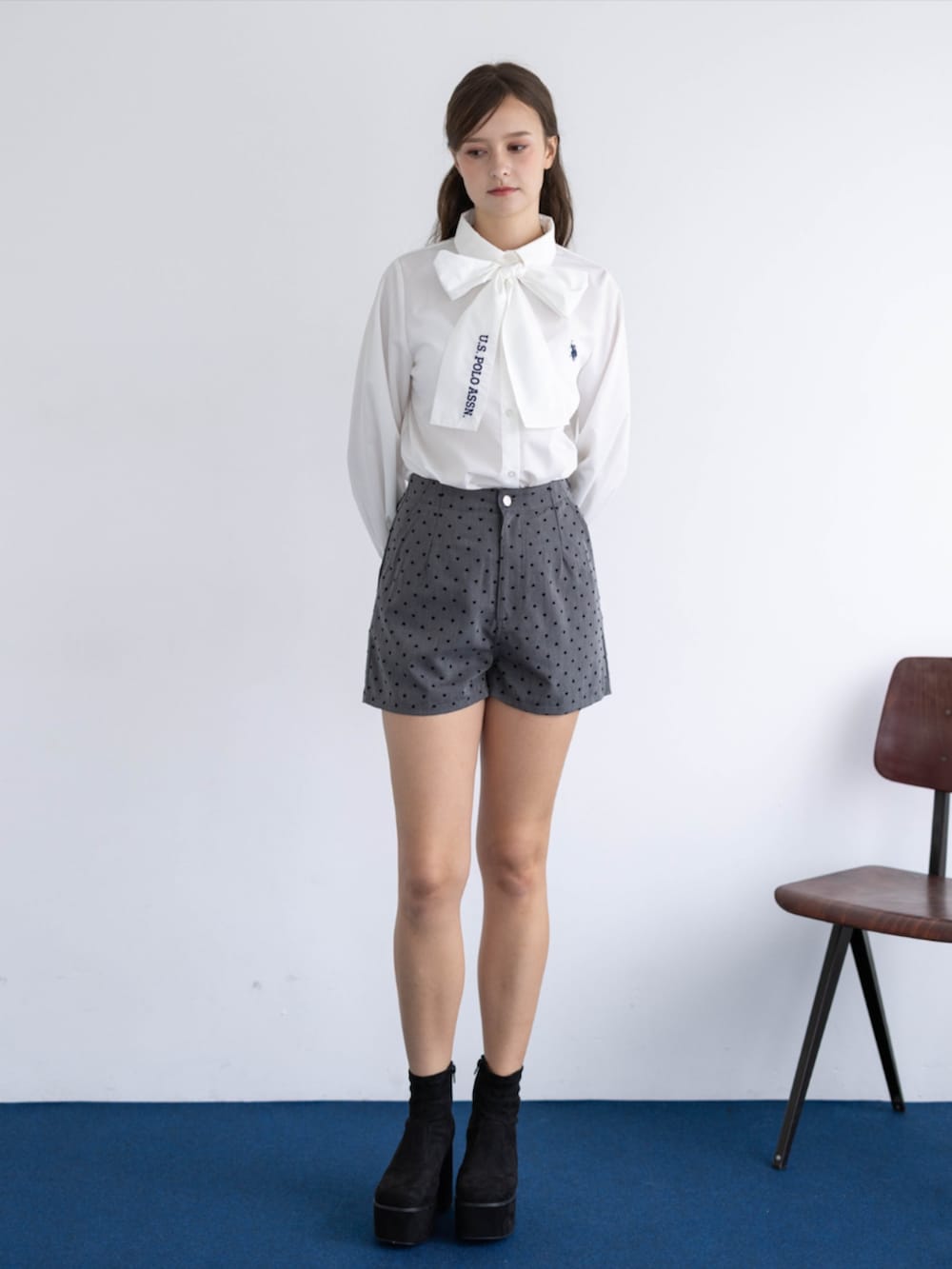 ホワイト系のシャツ/ブラウス、グレー系のその他パンツ、ブラック系のブーツを着用したレディースの秋コーディネートの3枚目の写真