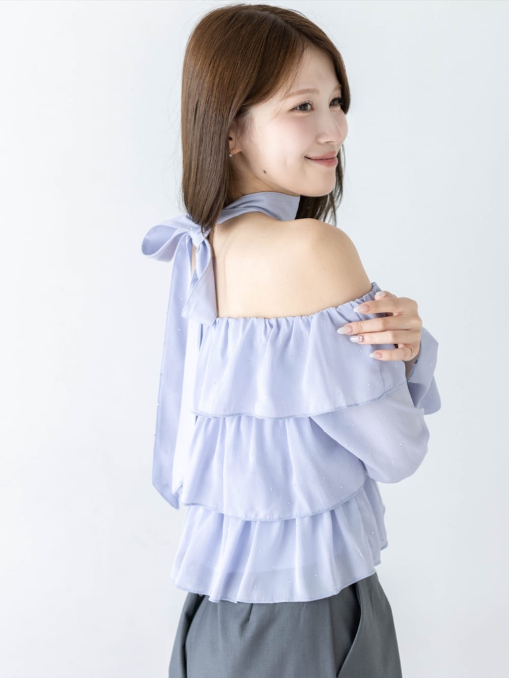 シルバー系のパンプス、グレー系のその他パンツ、ブルー系のシャツ/ブラウスを着用したレディースの夏コーディネートの10枚目の写真