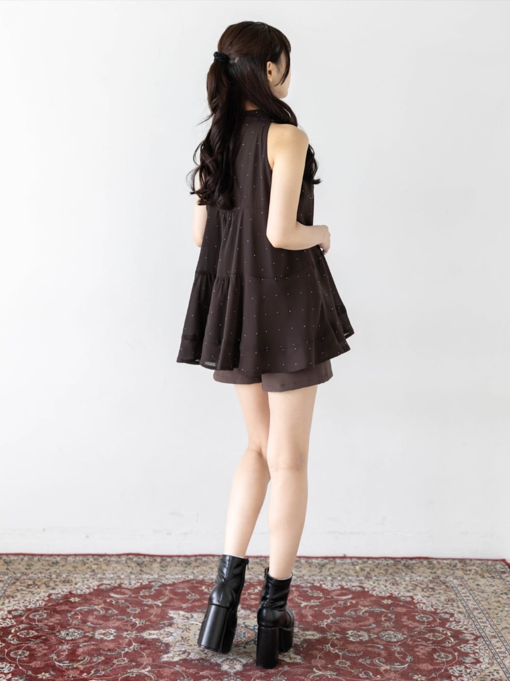 ブラウン系のその他パンツ、ブラウン系のシャツ/ブラウスを着用したレディースの夏コーディネートの2枚目の写真