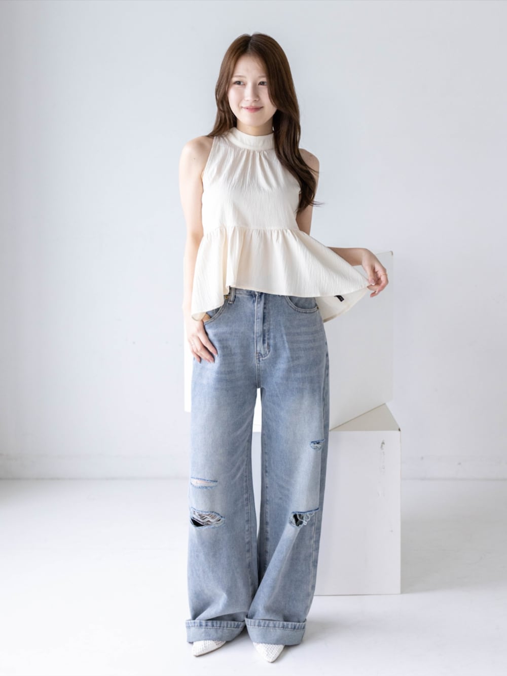 ホワイト系のパンプス、ブルー系のデニムパンツ、ホワイト系のシャツ/ブラウスを着用したレディースの夏コーディネートの2枚目の写真