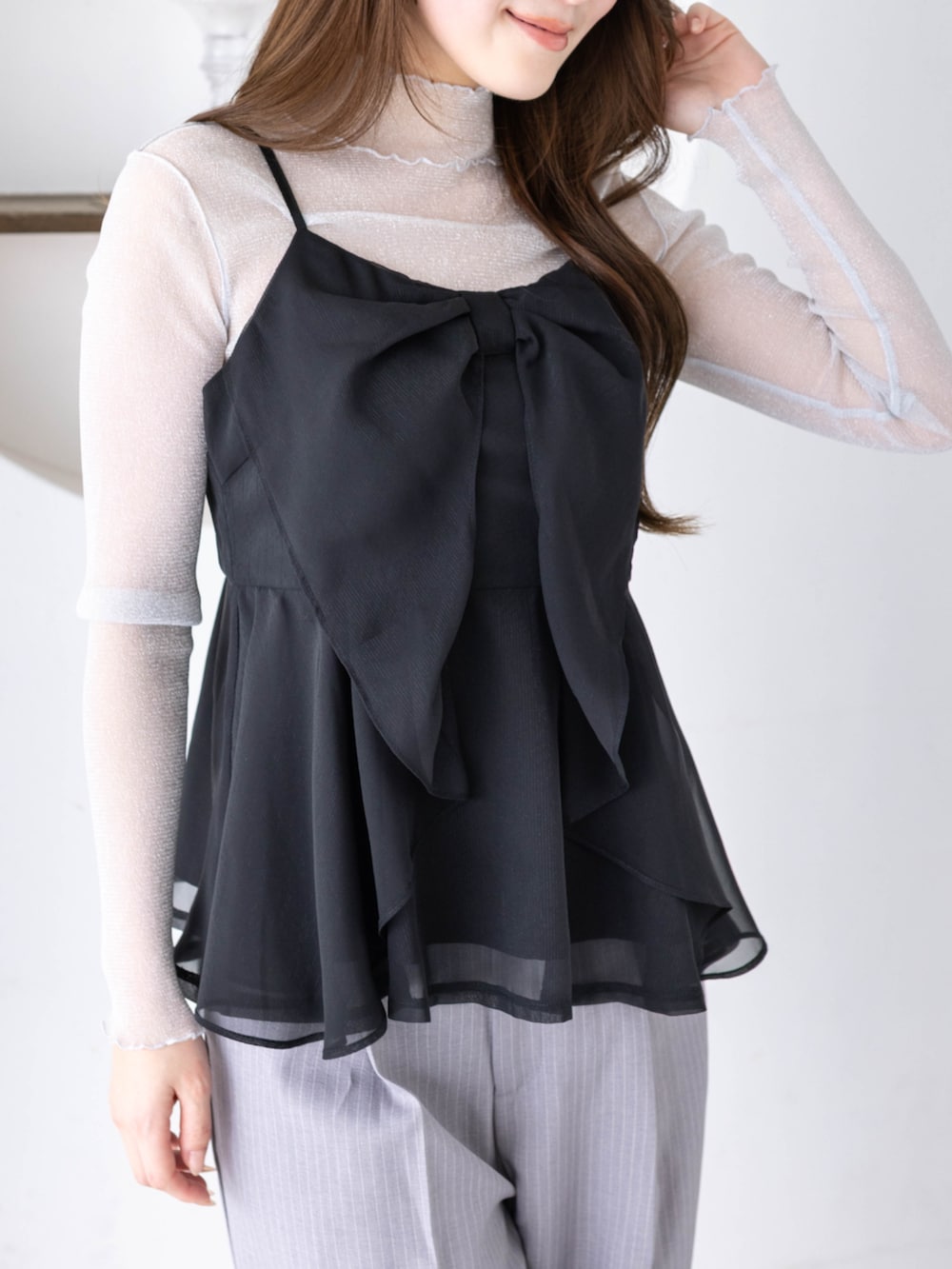 ブラック系のキャミソール、グレー系のその他パンツを着用したレディースの冬コーディネートの5枚目の写真