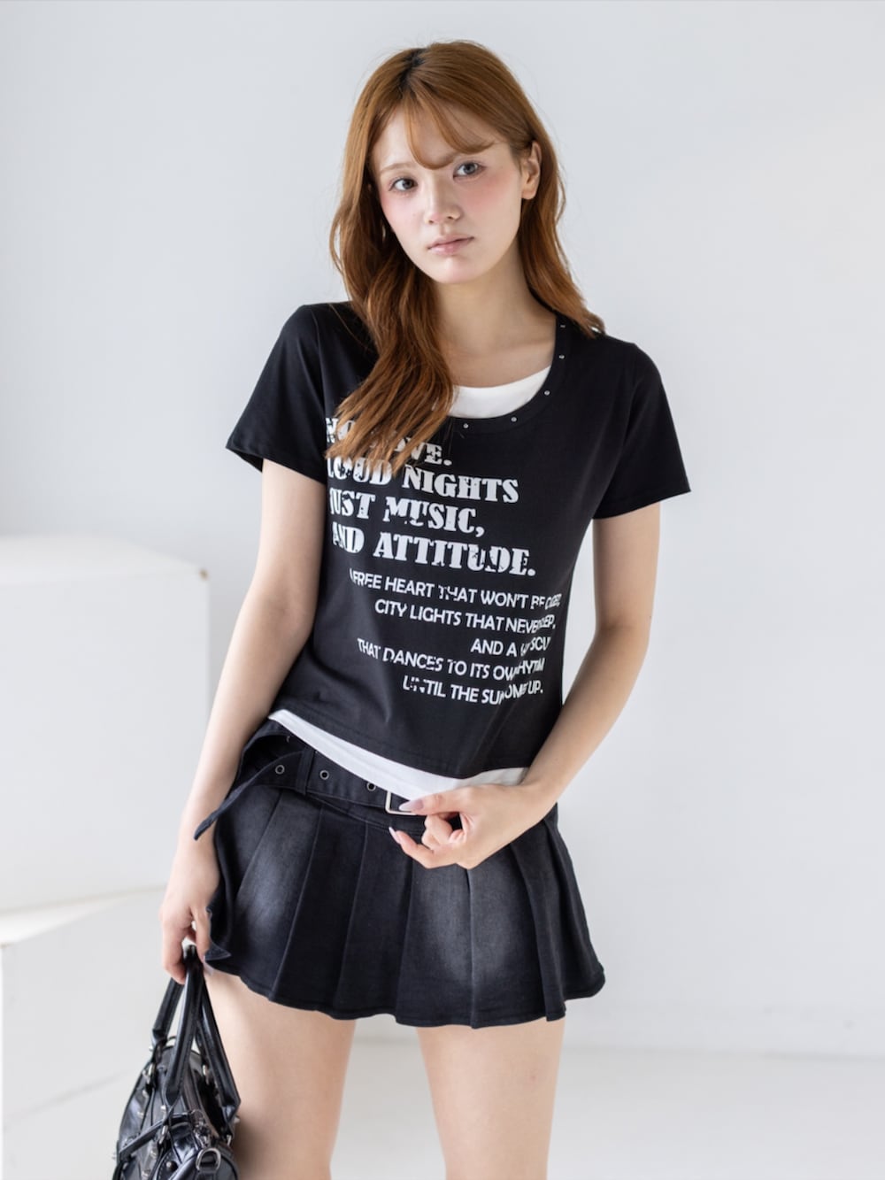 ブラック系のサンダル、ブラック系のスカート、ブラック系のTシャツ/カットソーを着用したレディースの夏コーディネートの5枚目の写真
