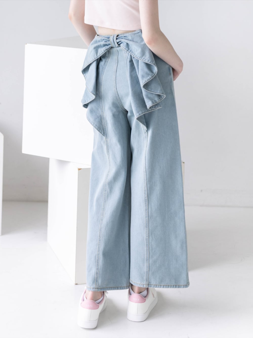 ピンク系のTシャツ/カットソー、ブルー系のデニムパンツを着用したレディースの夏コーディネートの6枚目の写真