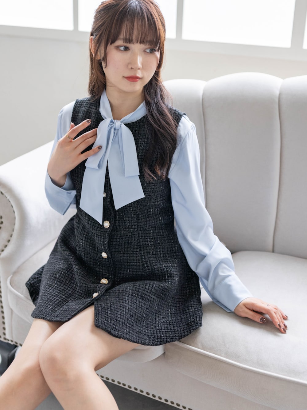 ブラック系のローファー、ブラック系のチュニック、ブルー系のシャツ/ブラウスを着用したレディースの春コーディネートの8枚目の写真