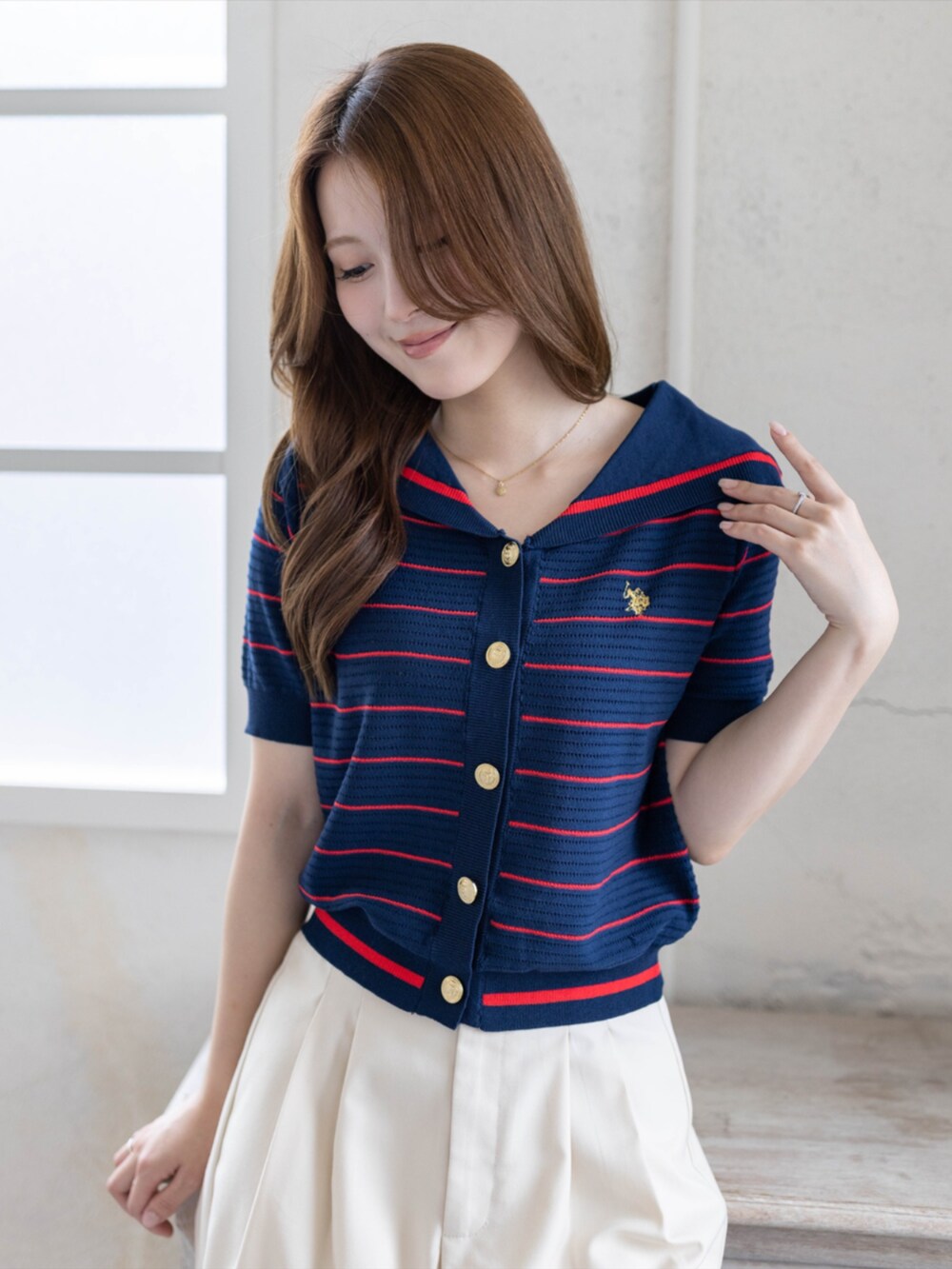 ホワイト系のスラックス、ブルー系のニット/セーターを着用したレディースの春コーディネートの6枚目の写真