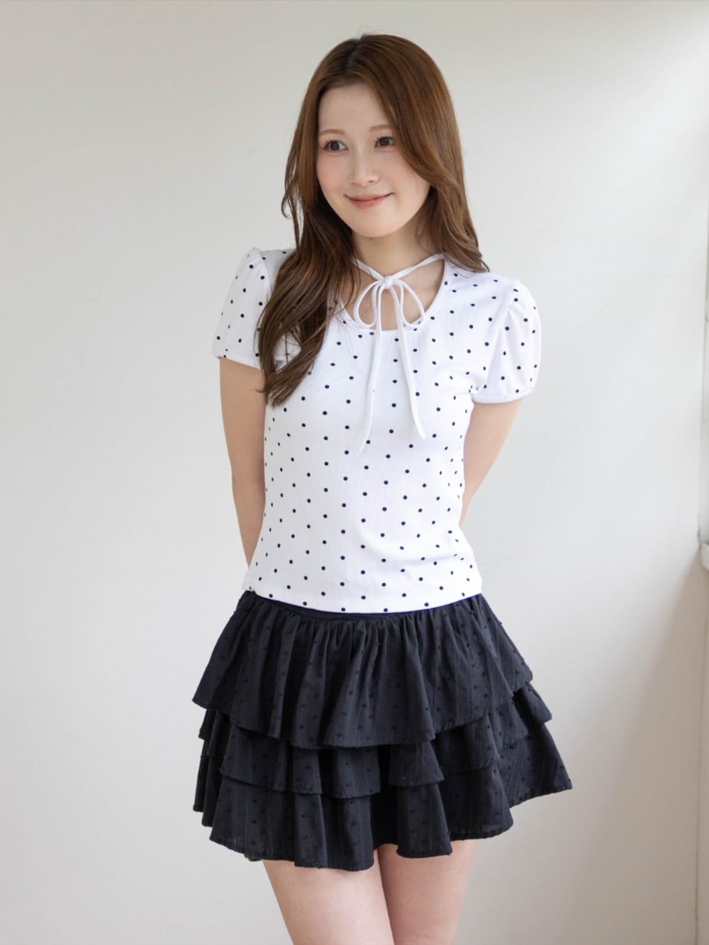 ブラック系のローファー、ブラック系のハンドバッグ、ホワイト系のTシャツ/カットソーを着用したレディースの春コーディネートの4枚目の写真