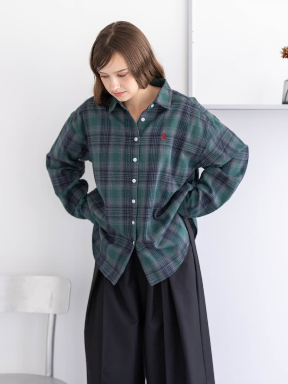 ブラック系のその他パンツ、イエロー系のスニーカー、グリーン系のシャツ/ブラウスを着用したレディースの秋コーディネートの8枚目の写真