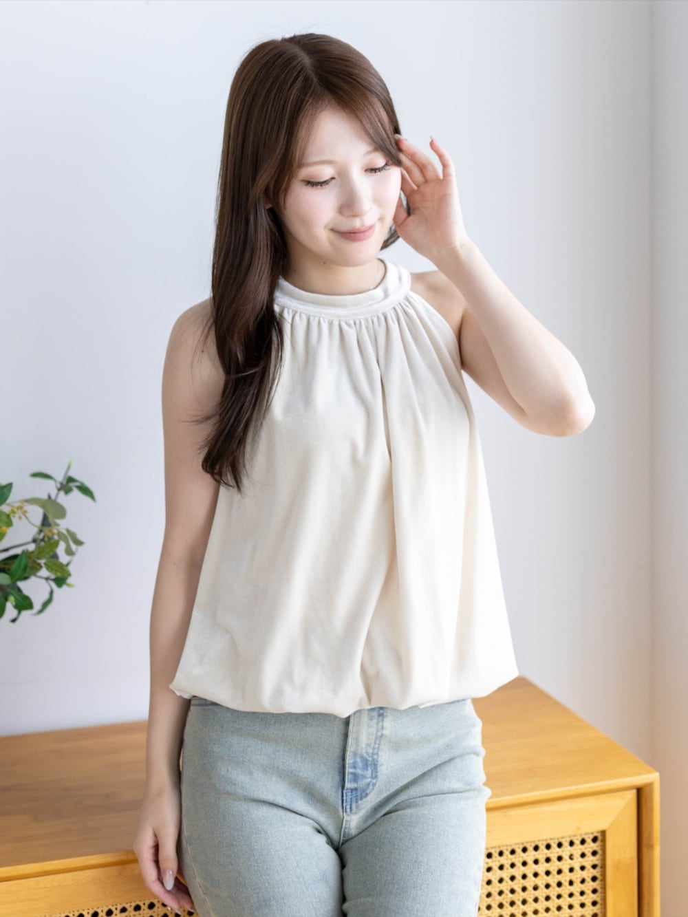 ブラック系のパンプス、ブルー系のデニムパンツ、ホワイト系のTシャツ/カットソーを着用したレディースの夏コーディネートの6枚目の写真