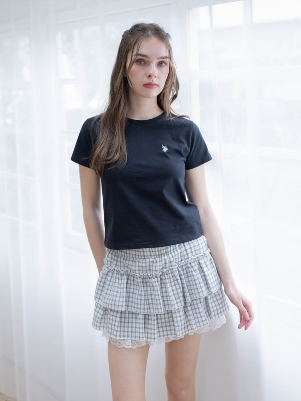 ブラック系のTシャツ/カットソー、ホワイト系のスカートを着用したレディースの夏コーディネートの2枚目の写真