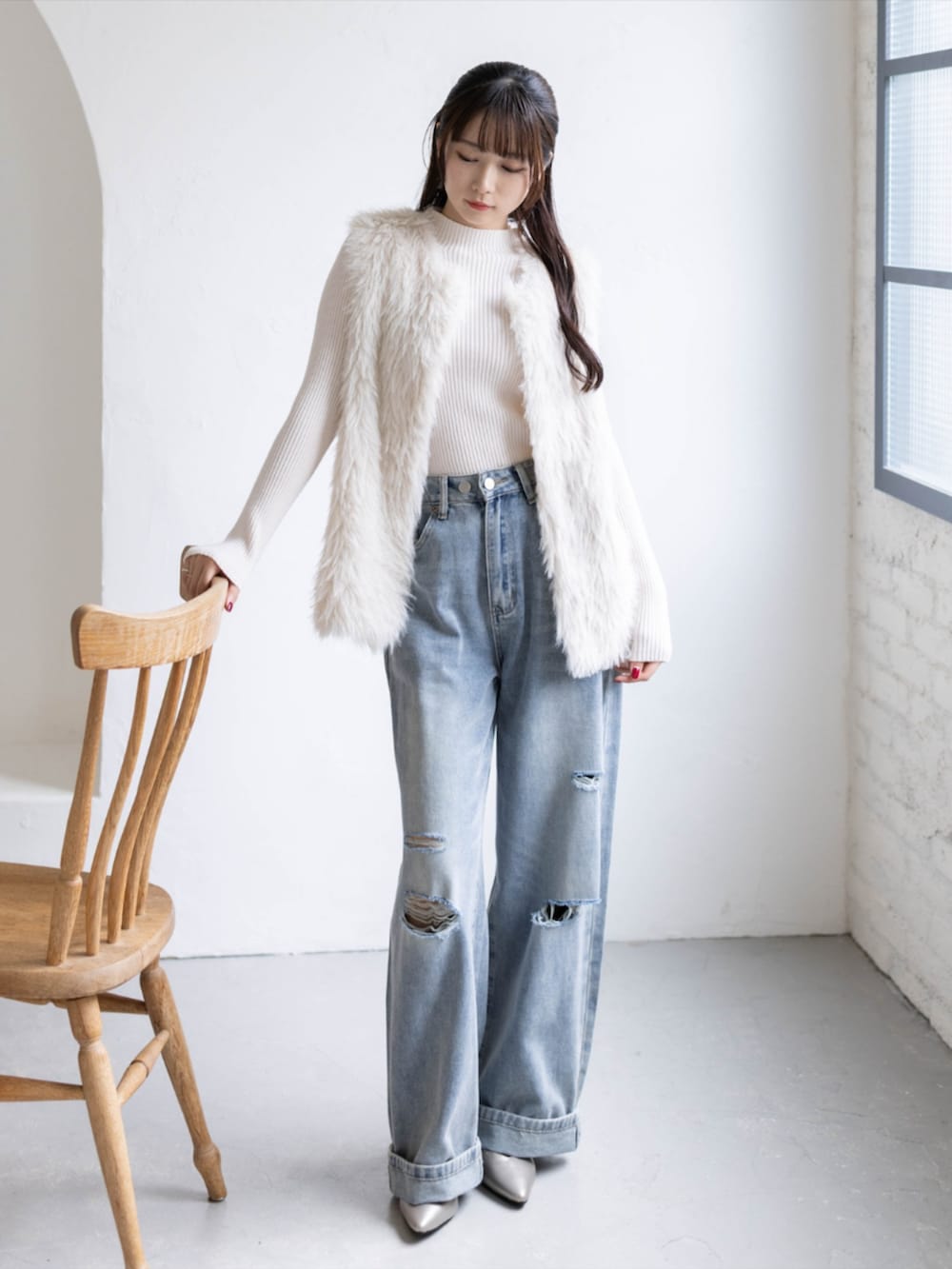 ホワイト系のニット/セーター、ブルー系のデニムパンツ、ホワイト系のその他アウターを着用したレディースの秋コーディネートの2枚目の写真