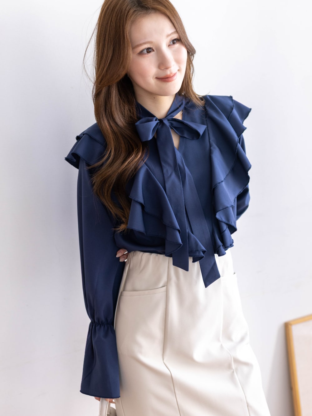 ブルー系のシャツ/ブラウス、ホワイト系のスカートを着用したレディースの冬コーディネートの4枚目の写真