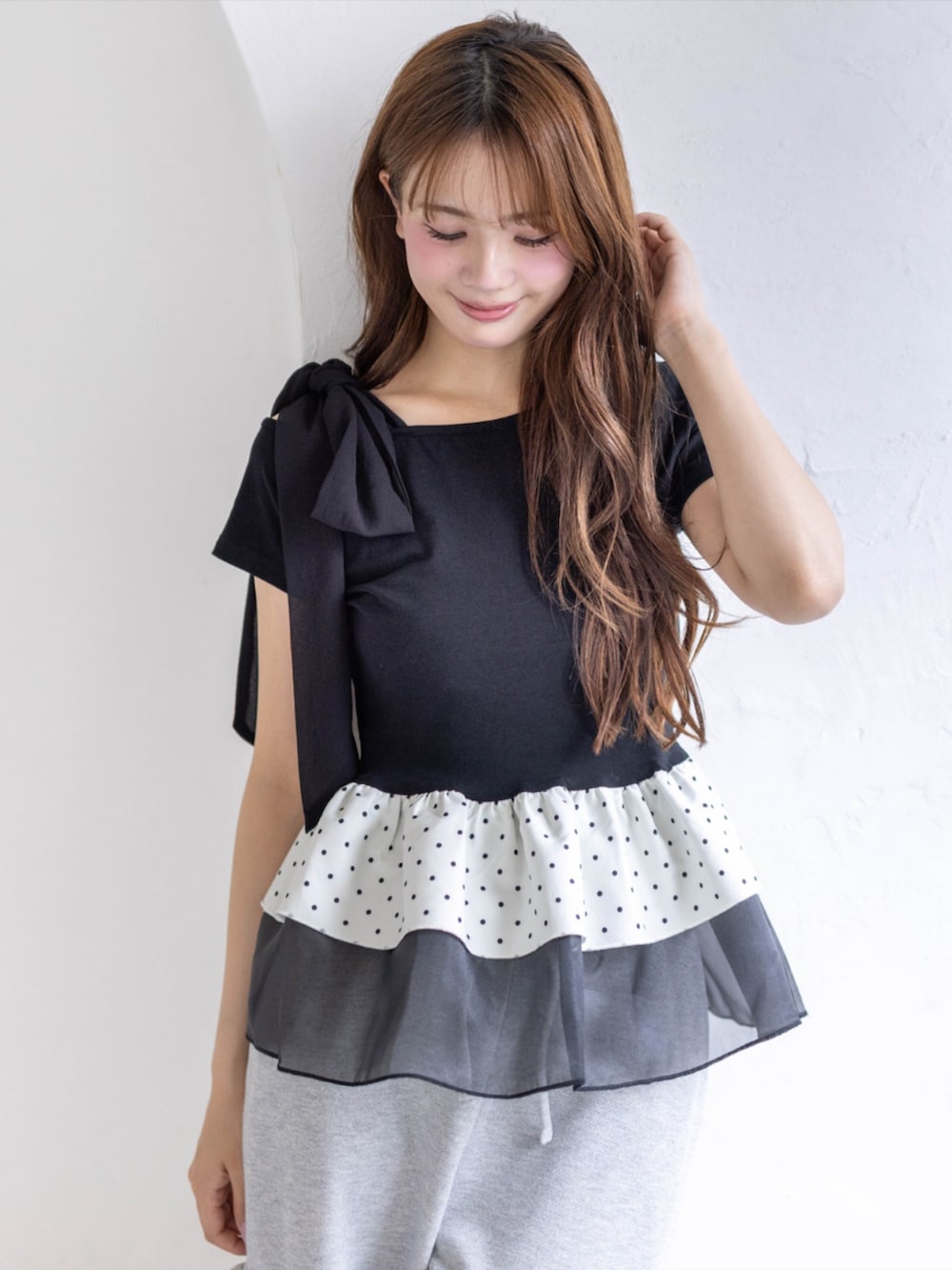 ブラック系のパンプス、グレー系のスウェットパンツ、ブラック系のTシャツ/カットソーを着用したレディースの夏コーディネートの5枚目の写真