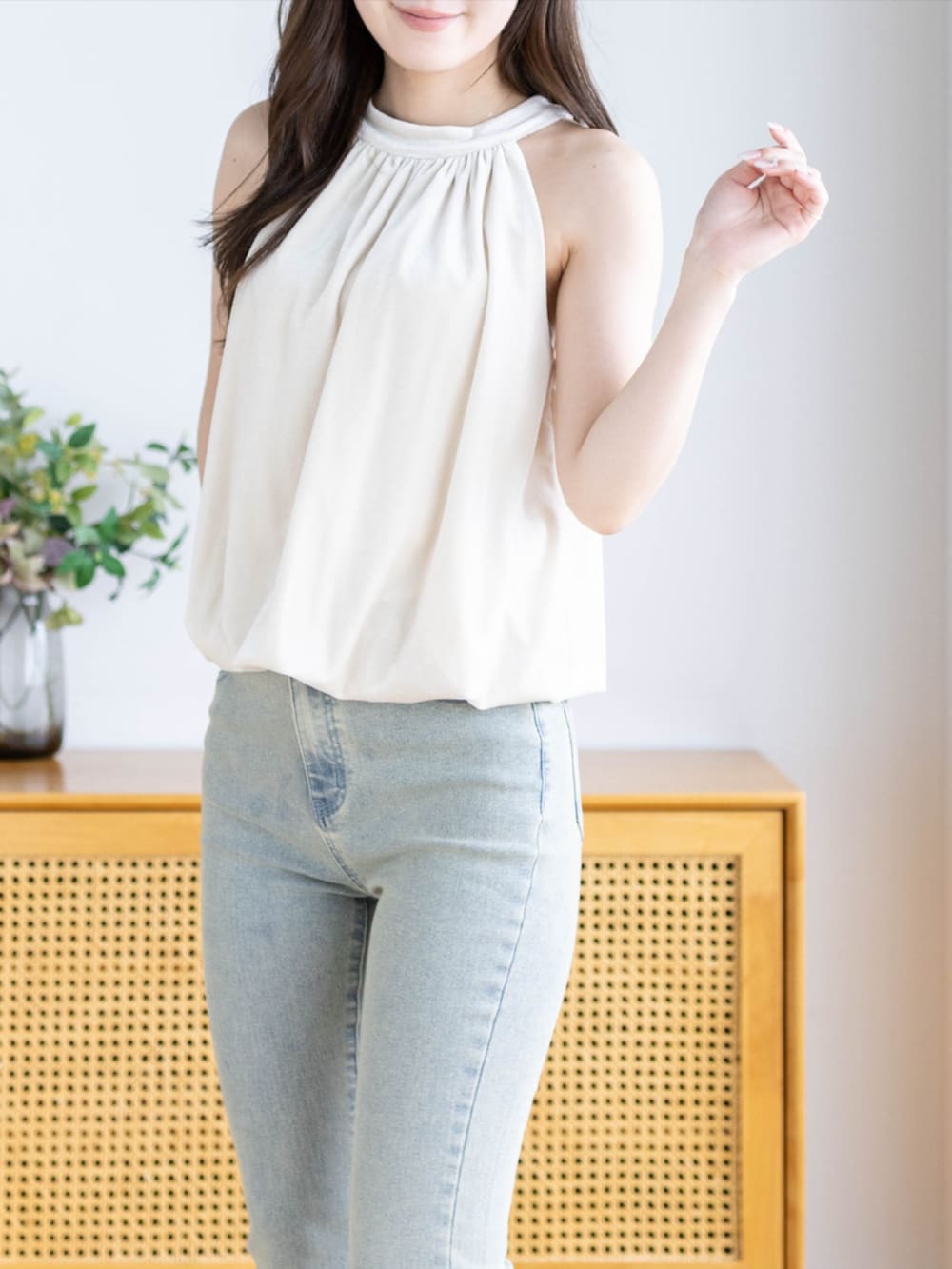 ブラック系のパンプス、ブルー系のデニムパンツ、ホワイト系のTシャツ/カットソーを着用したレディースの夏コーディネートの3枚目の写真
