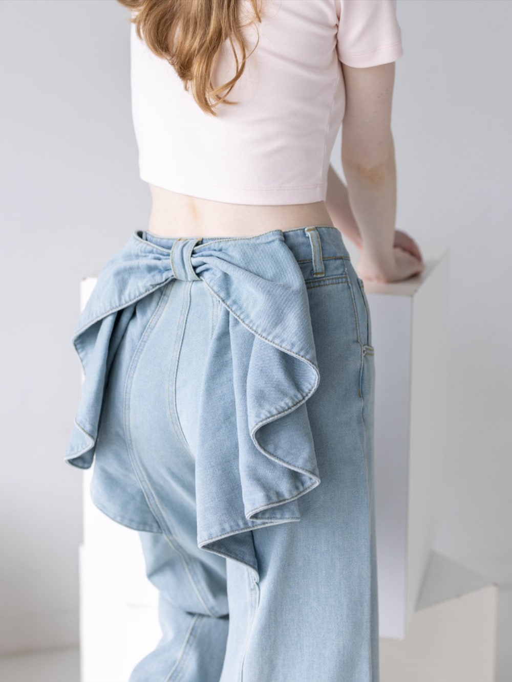 ピンク系のTシャツ/カットソー、ブルー系のデニムパンツを着用したレディースの夏コーディネートの9枚目の写真