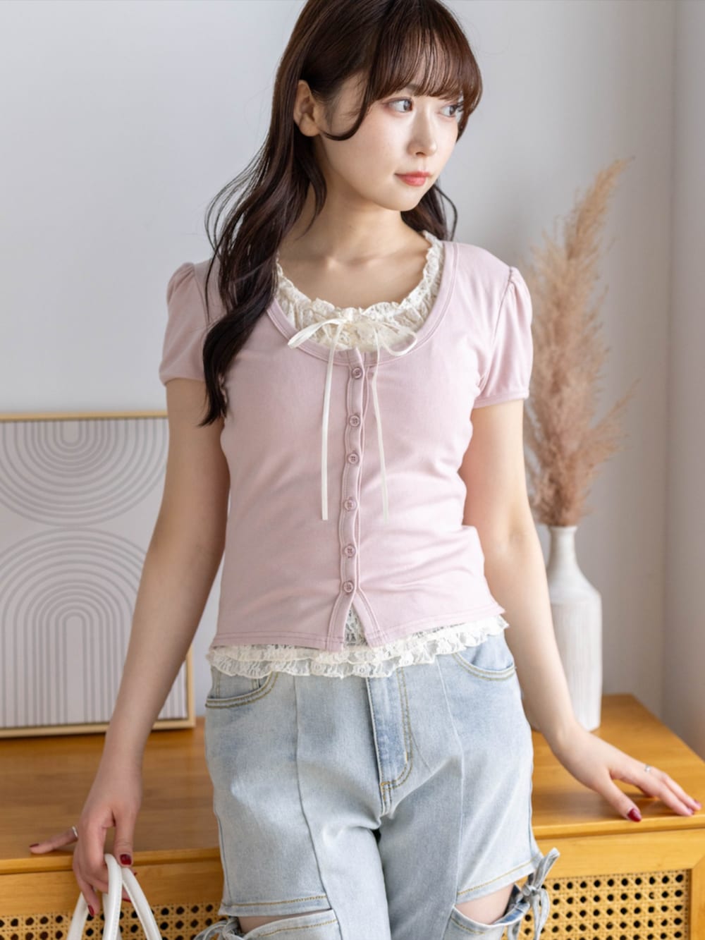 ブルー系のデニムパンツ、ピンク系のTシャツ/カットソー、ピンク系のサンダルを着用したレディースの春コーディネートの4枚目の写真