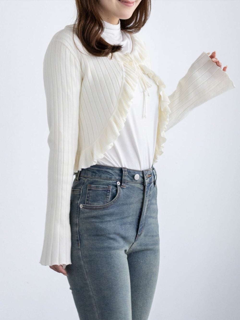 ブルー系のデニムパンツ、ホワイト系のTシャツ/カットソー、ブラウン系のパンプスを着用したレディースの秋コーディネートの4枚目の写真