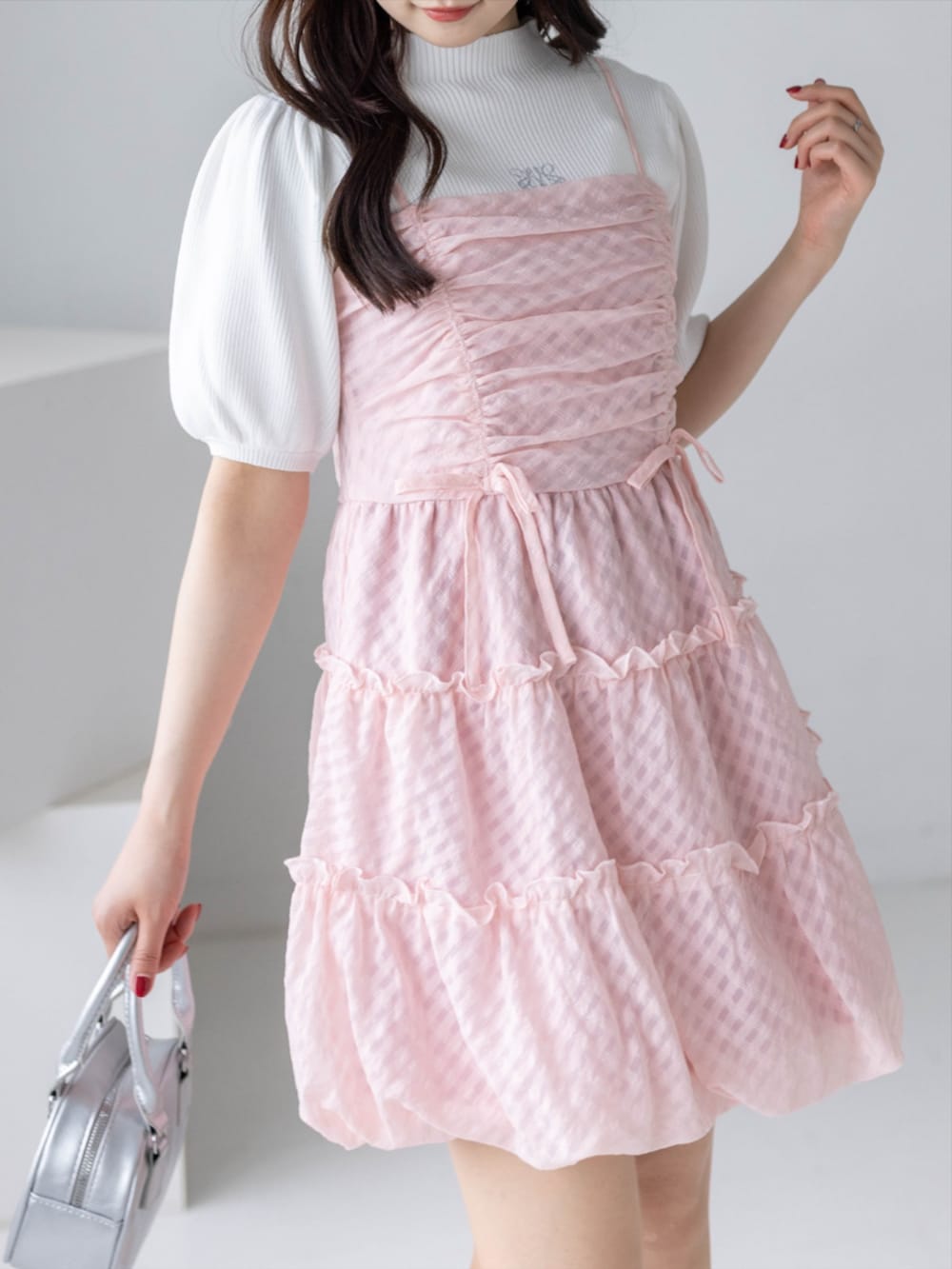 シルバー系のパンプス、ホワイト系のニット/セーター、ピンク系のワンピースを着用したレディースの春コーディネートの9枚目の写真