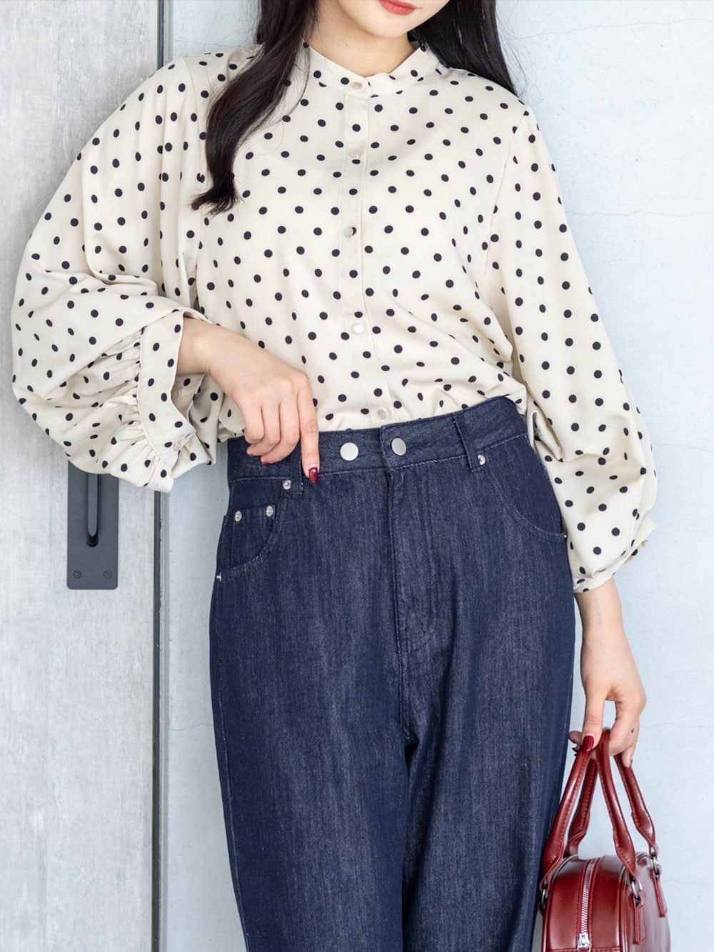 レッド系のパンプス、ブルー系のその他パンツ、ホワイト系のシャツ/ブラウスを着用したレディースの夏コーディネートの3枚目の写真