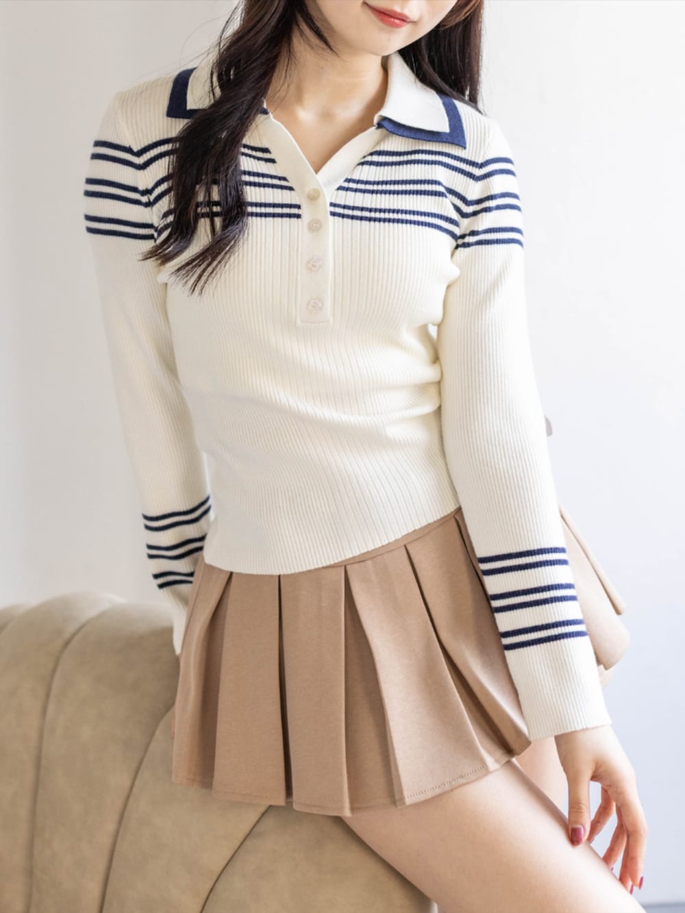 ベージュ系のブーツ、ベージュ系のスカート、ホワイト系のニット/セーターを着用したレディースの夏コーディネートの7枚目の写真