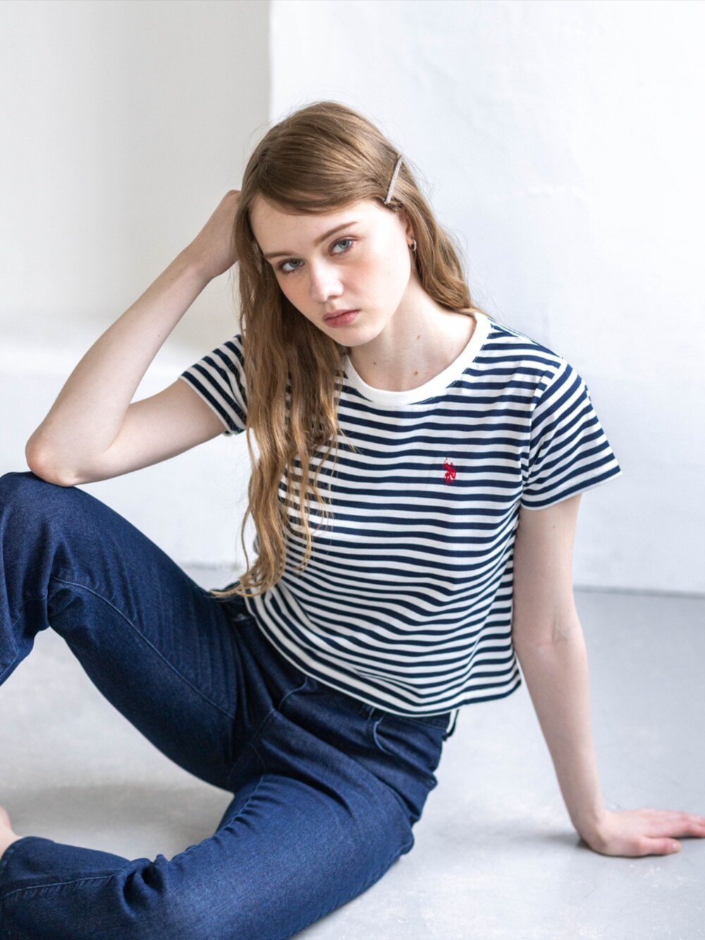 レッド系のサンダル、ブルー系のデニムパンツ、ホワイト系のTシャツ/カットソーを着用したレディースの夏コーディネートの4枚目の写真