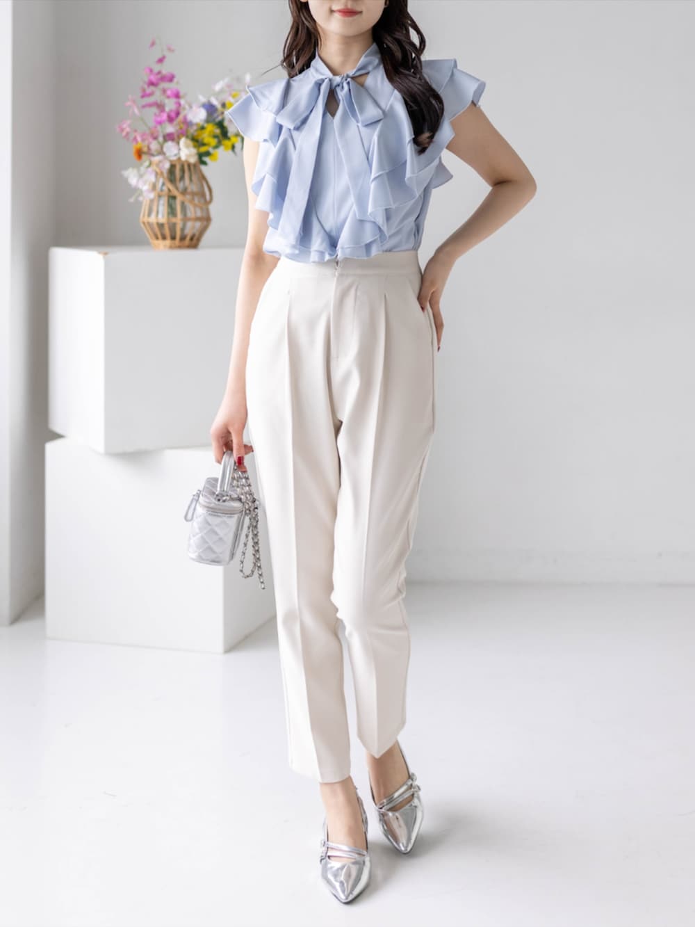 シルバー系のパンプス、ホワイト系のその他パンツ、ブルー系のシャツ/ブラウスを着用したレディースの夏コーディネートの4枚目の写真
