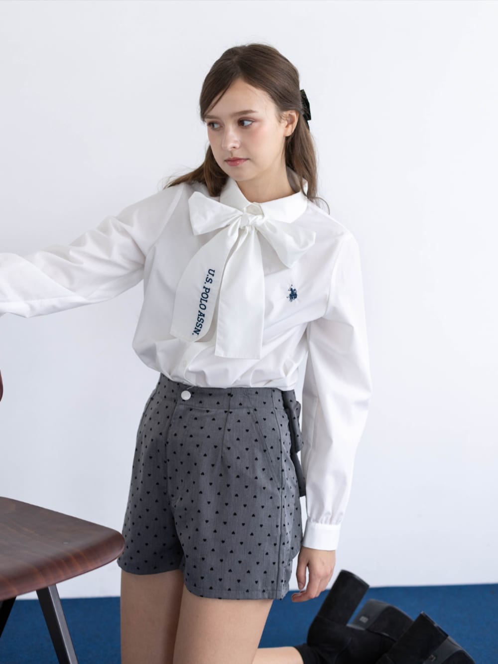 ホワイト系のシャツ/ブラウス、グレー系のその他パンツ、ブラック系のブーツを着用したレディースの秋コーディネートの8枚目の写真