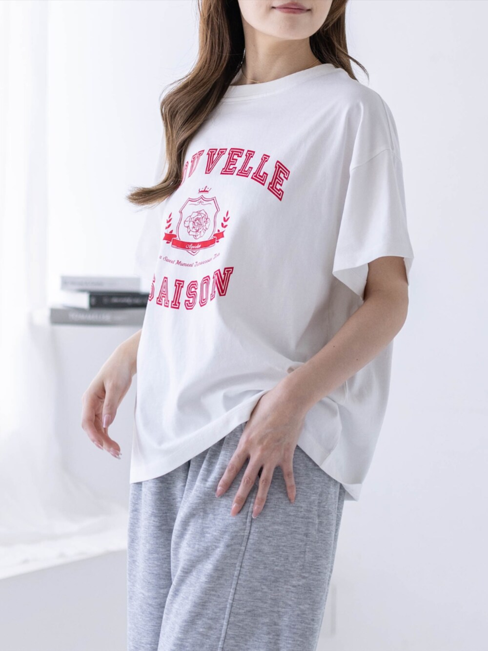 グレー系のスウェットパンツ、ホワイト系のTシャツ/カットソーを着用したレディースの春コーディネートの3枚目の写真