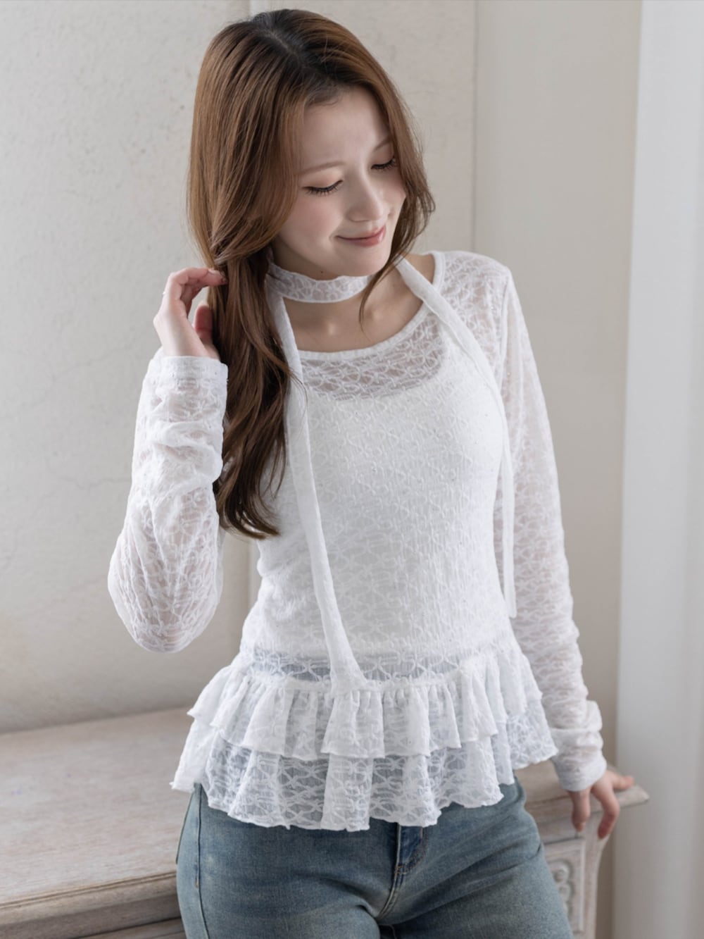 ブルー系のデニムパンツ、ホワイト系のパンプス、ホワイト系のTシャツ/カットソーを着用したレディースの春コーディネートの5枚目の写真