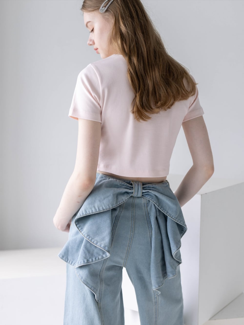 ピンク系のTシャツ/カットソー、ブルー系のデニムパンツを着用したレディースの夏コーディネートの8枚目の写真