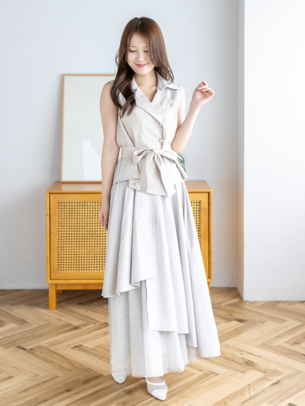 ホワイト系のパンプス、ベージュ系のシャツ/ブラウス、ベージュ系のスカートを着用したレディースの夏コーディネートの3枚目の写真
