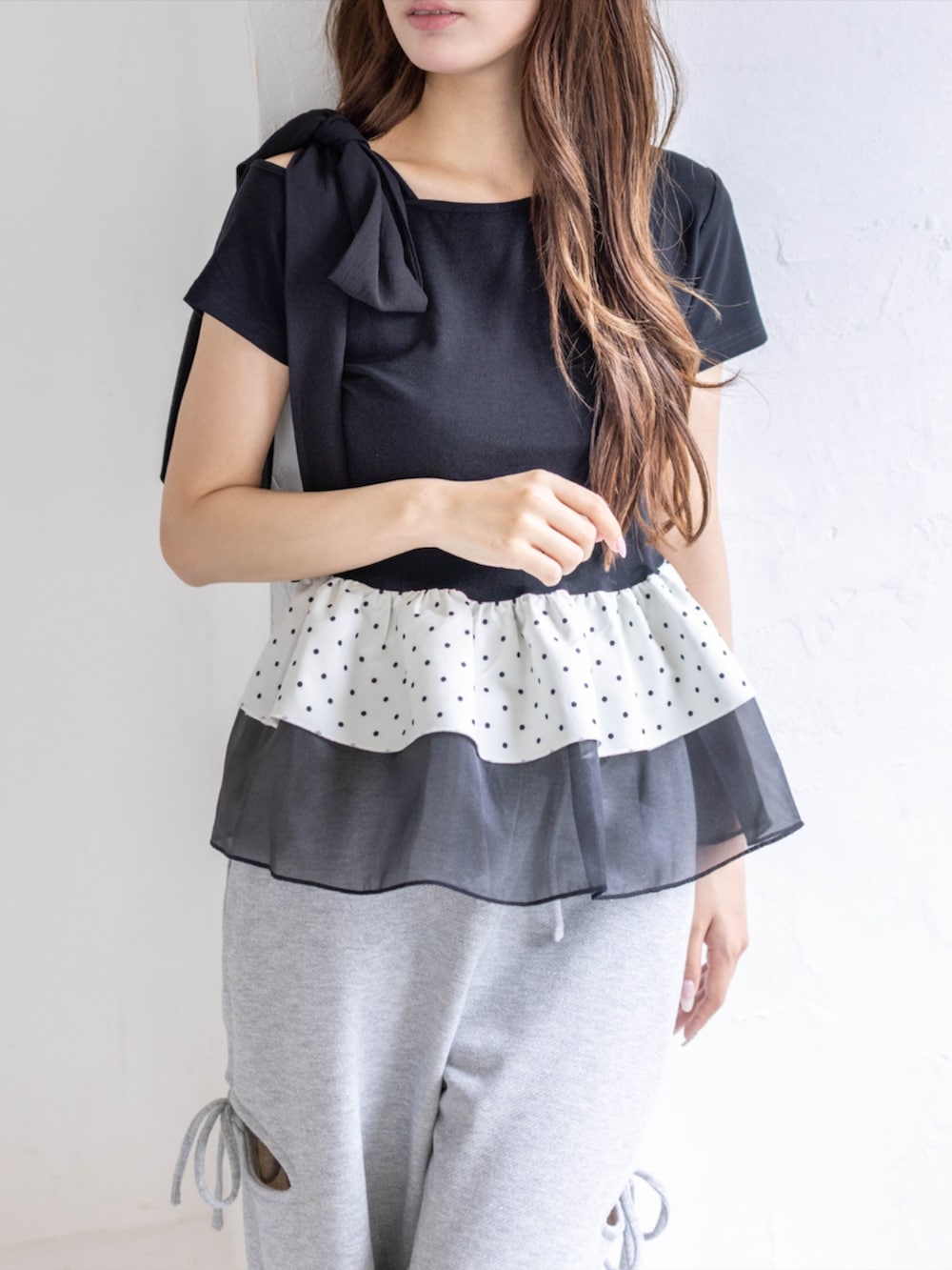 ブラック系のパンプス、グレー系のスウェットパンツ、ブラック系のTシャツ/カットソーを着用したレディースの夏コーディネートの3枚目の写真