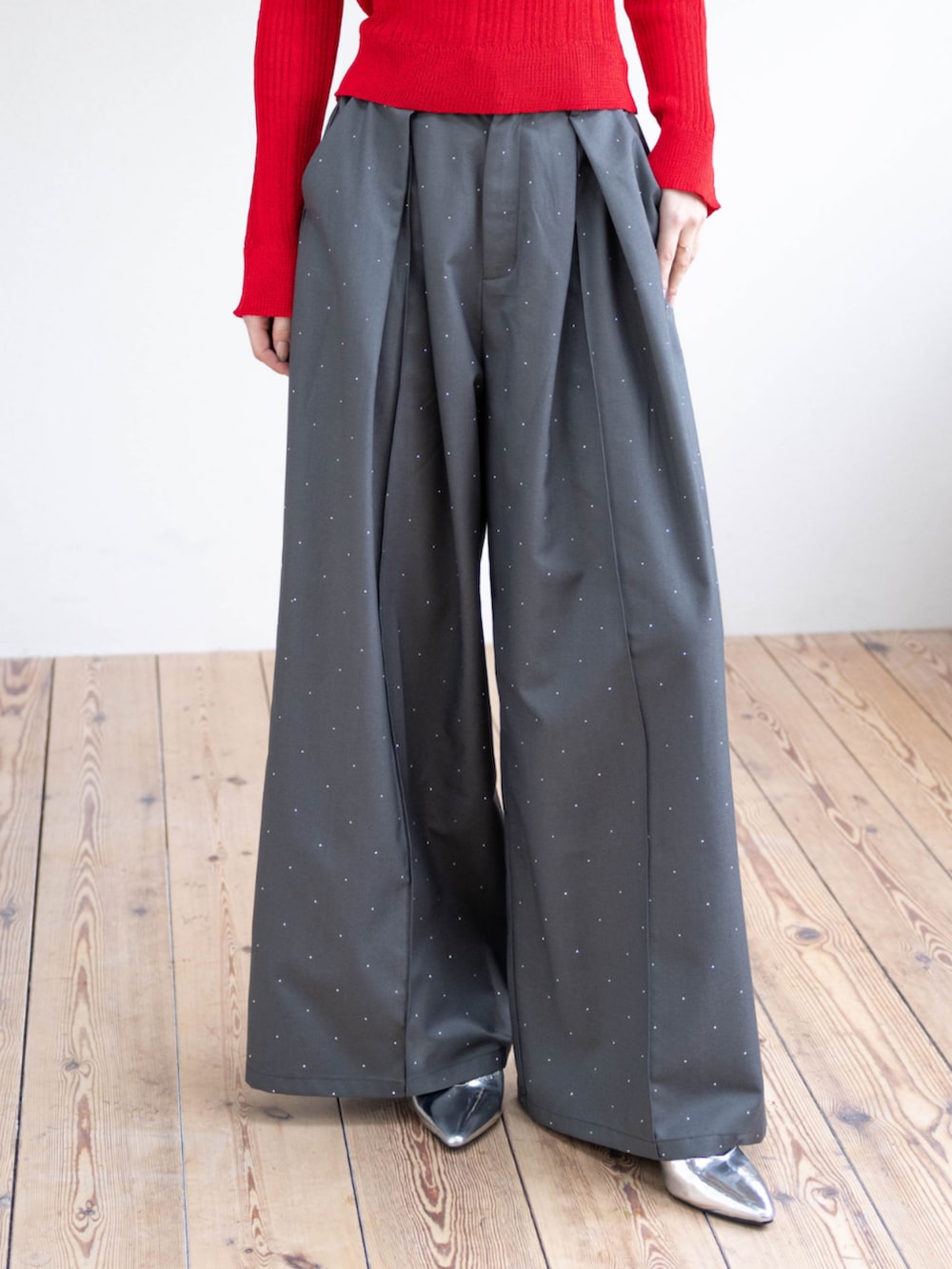 シルバー系のパンプス、レッド系のニット/セーター、グレー系のその他パンツを着用したレディースの春コーディネートの5枚目の写真