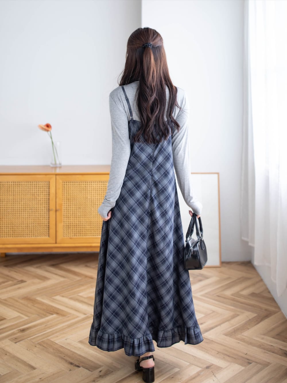 ブラック系のパンプス、グレー系のTシャツ/カットソー、ブルー系のワンピースを着用したレディースの夏コーディネートの2枚目の写真
