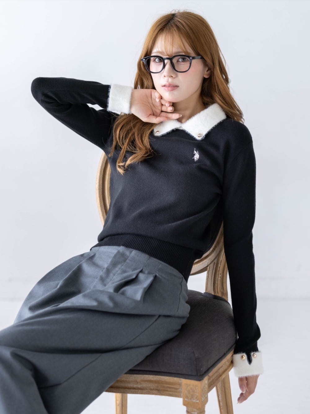 グレー系のスラックス、ブラック系のパンプス、ブラック系のニット/セーターを着用したレディースの秋コーディネートの9枚目の写真