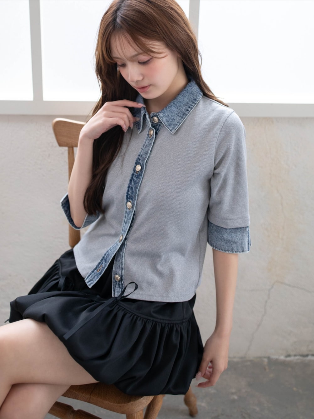 ブラック系のブーツ、ブラック系のスカート、グレー系のTシャツ/カットソーを着用したレディースの春コーディネートの4枚目の写真