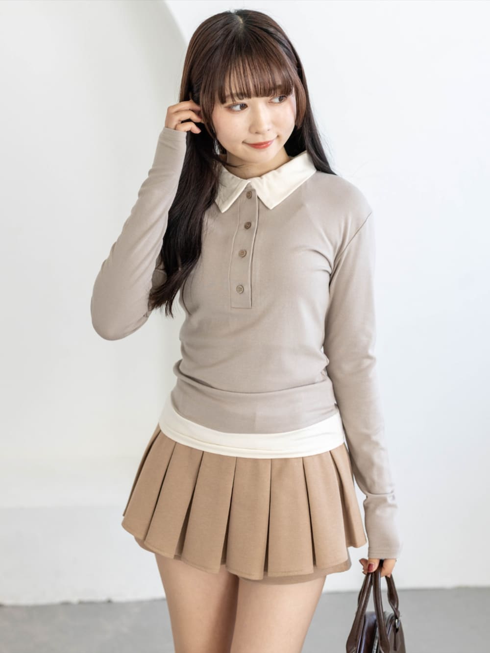 ブラック系のローファー、ベージュ系のスカート、ベージュ系のTシャツ/カットソーを着用したレディースの夏コーディネートの3枚目の写真