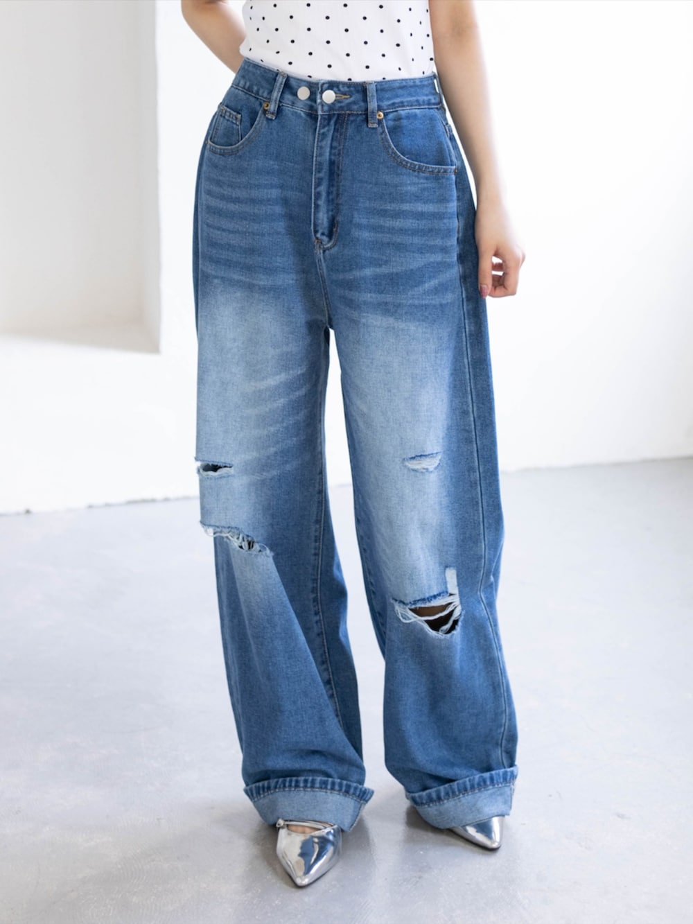 シルバー系のパンプス、ホワイト系のTシャツ/カットソー、ブルー系のデニムパンツを着用したレディースの夏コーディネートの4枚目の写真