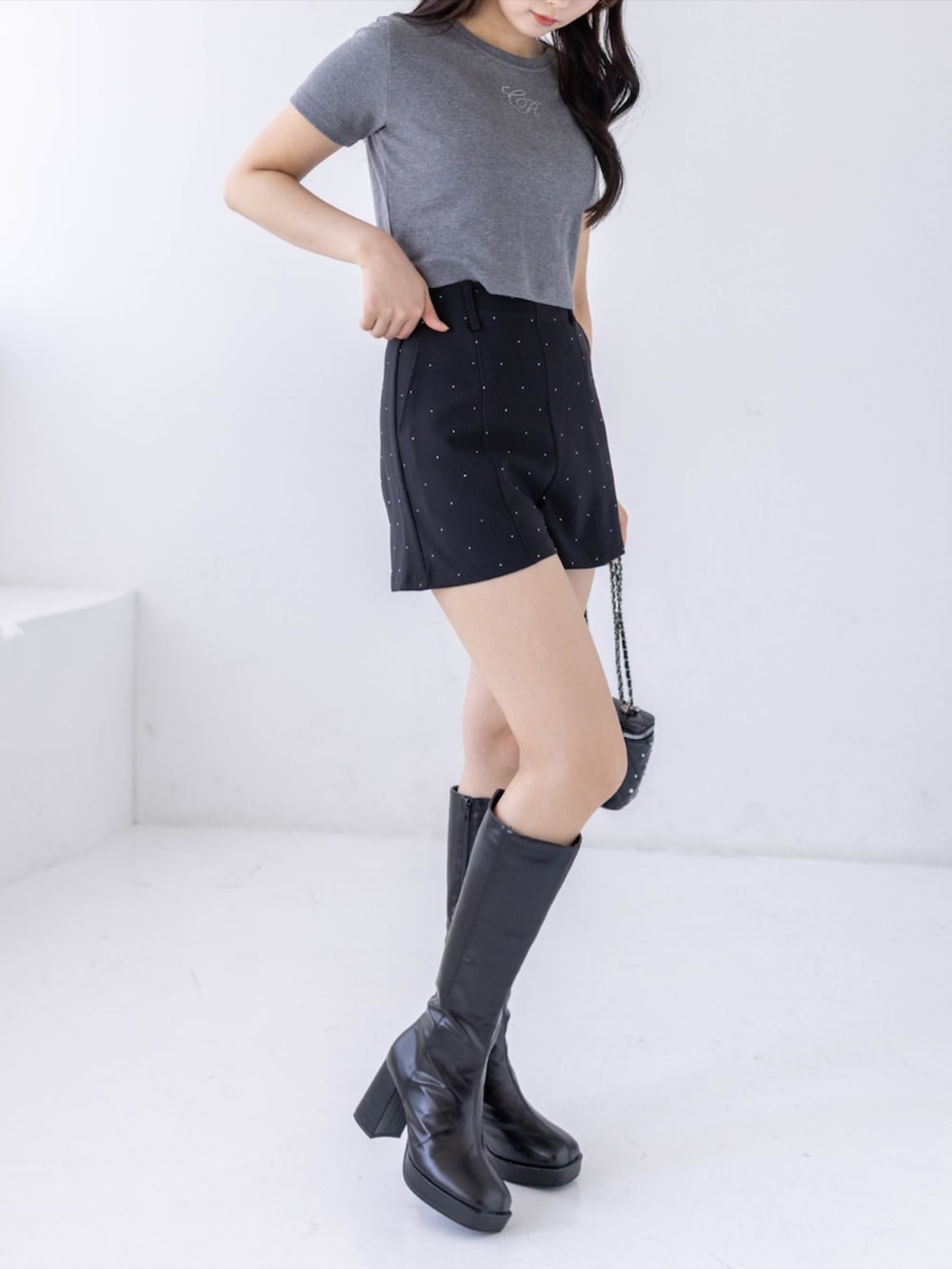 ブラック系のブーツ、ブラック系のその他パンツ、グレー系のTシャツ/カットソーを着用したレディースの春コーディネートの4枚目の写真