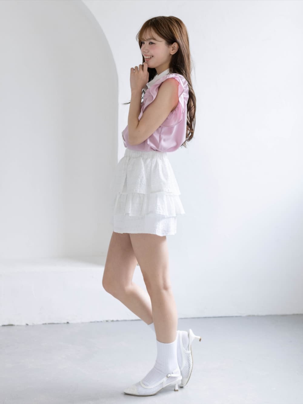 ホワイト系のその他パンツ、ホワイト系のパンプス、ピンク系のシャツ/ブラウスを着用したレディースの夏コーディネートの3枚目の写真