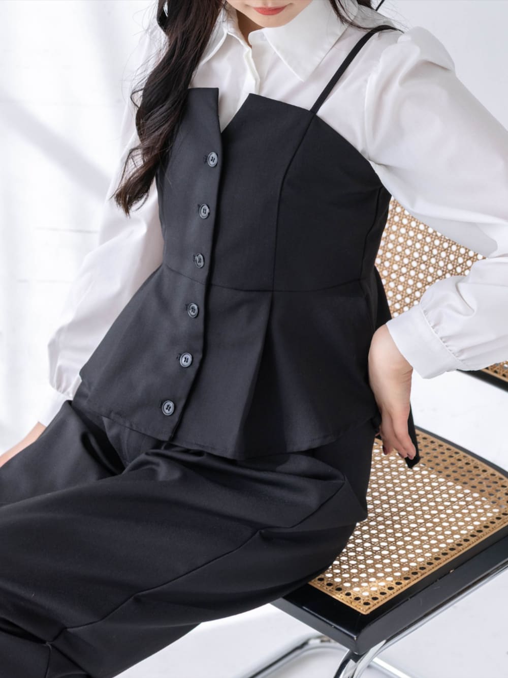 シルバー系のパンプス、ホワイト系のシャツ/ブラウス、ブラック系のスラックスを着用したレディースの夏コーディネートの7枚目の写真