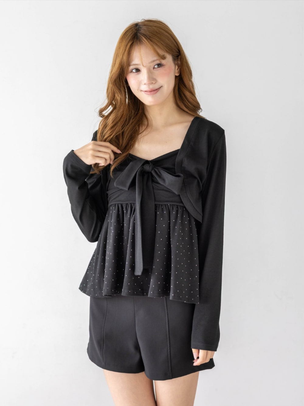 ブラック系のその他パンツ、ブラック系のTシャツ/カットソー、ブラック系のブーツを着用したレディースの秋コーディネートの7枚目の写真