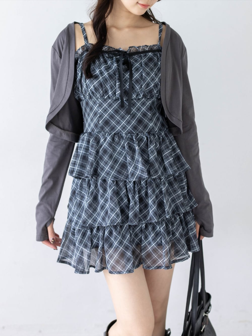 グレー系のブーツ、ブラック系のショルダーバッグ、ブラック系のワンピースを着用したレディースの夏コーディネートの9枚目の写真
