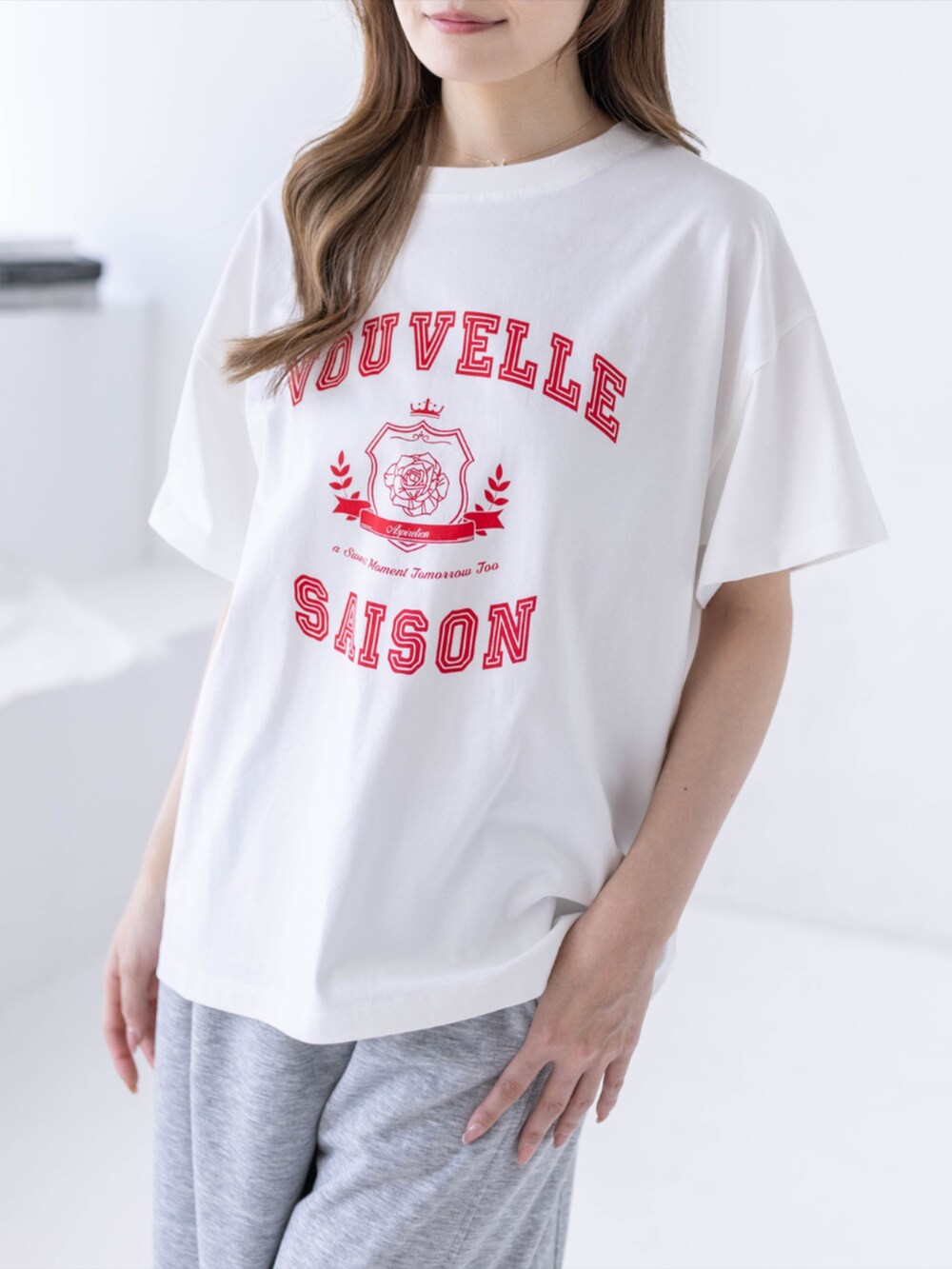 グレー系のスウェットパンツ、ホワイト系のTシャツ/カットソーを着用したレディースの春コーディネートの4枚目の写真