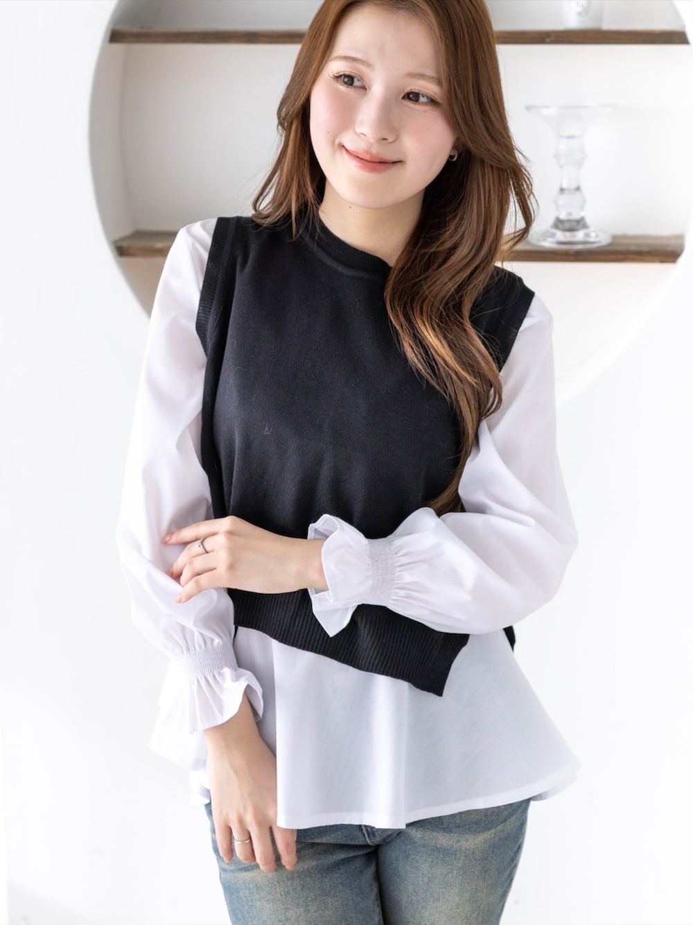 ブルー系のデニムパンツ、ホワイト系のスニーカー、ブラック系のシャツ/ブラウスを着用したレディースの冬コーディネートの5枚目の写真