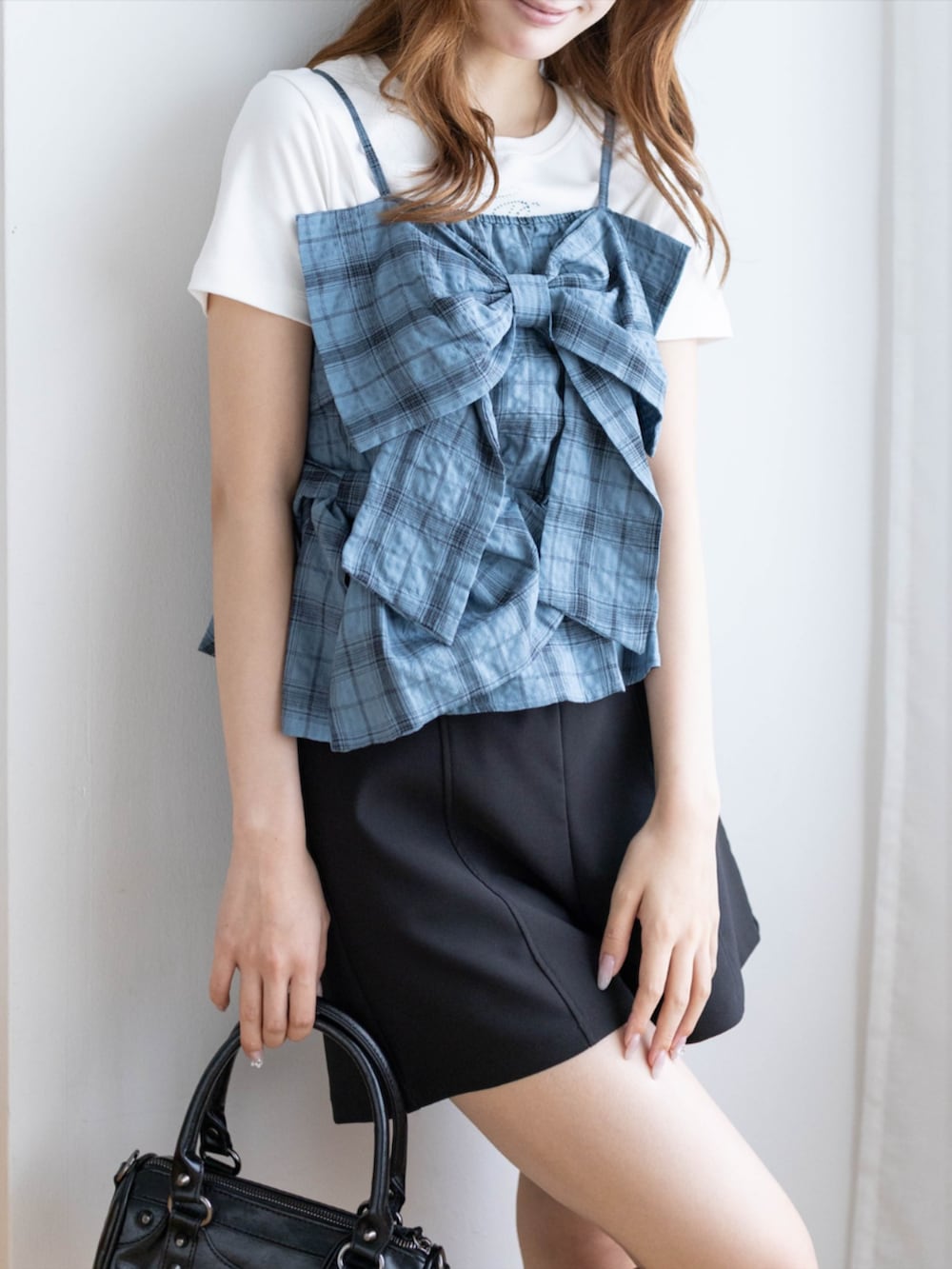 ブラック系のその他パンツ、ホワイト系のTシャツ/カットソー、ブルー系のキャミソールを着用したレディースの夏コーディネートの4枚目の写真