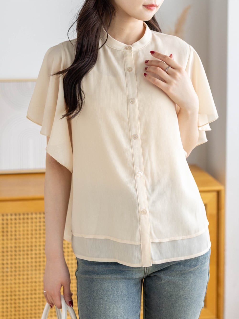ブルー系のデニムパンツ、ホワイト系のパンプス、イエロー系のシャツ/ブラウスを着用したレディースの夏コーディネートの7枚目の写真