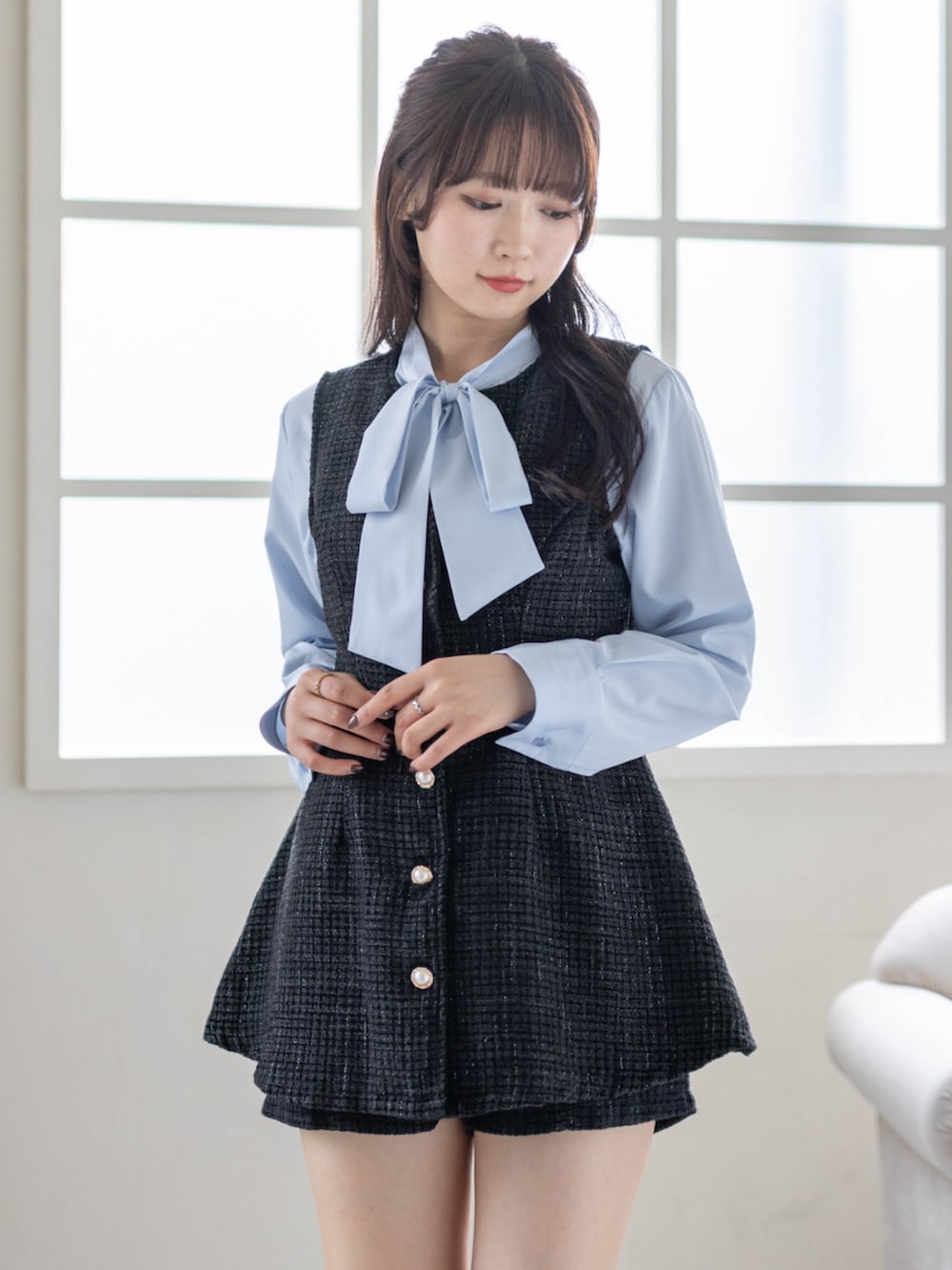 ブラック系のローファー、ブラック系のチュニック、ブルー系のシャツ/ブラウスを着用したレディースの春コーディネートの5枚目の写真