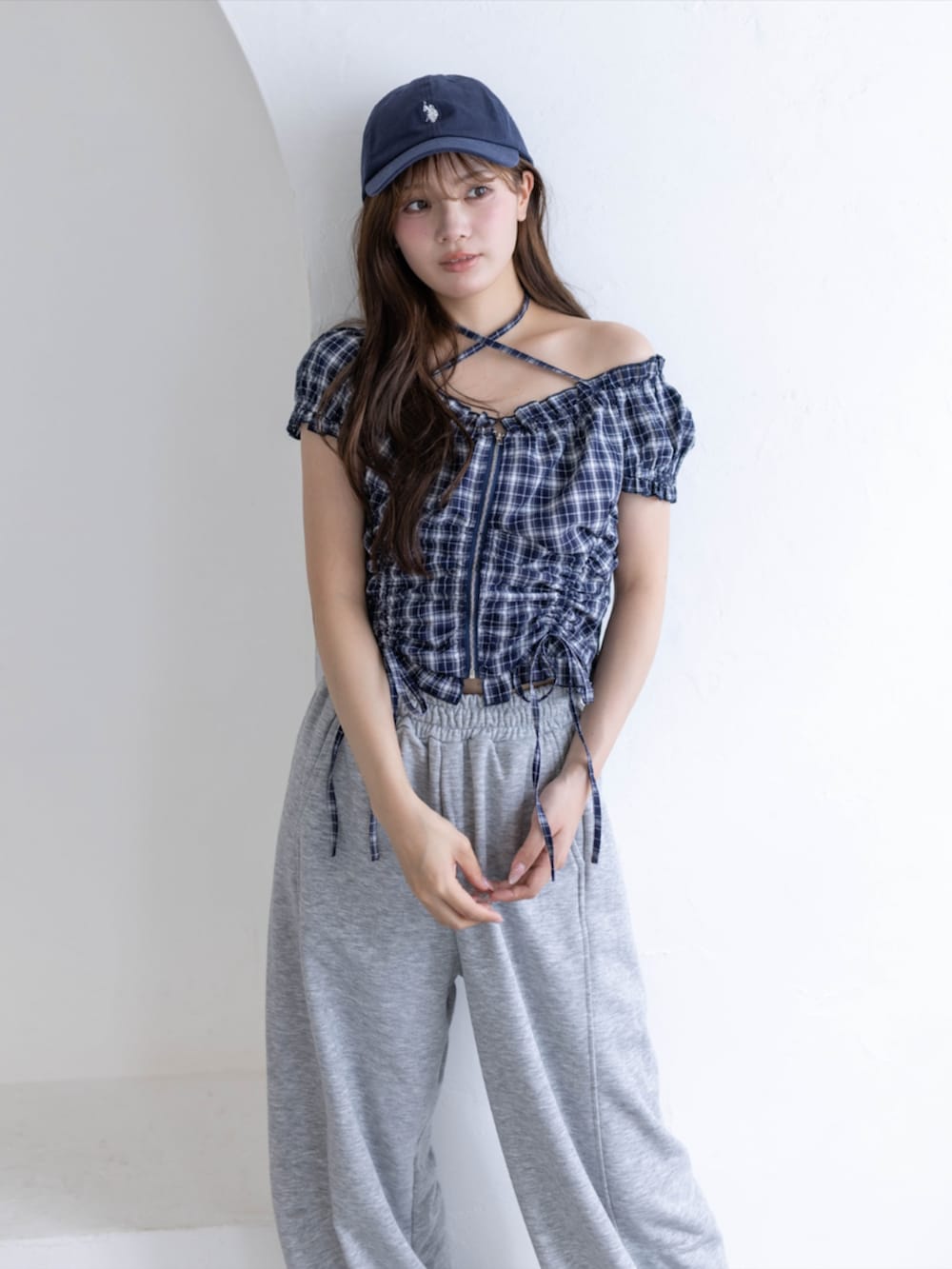 グレー系のスウェットパンツ、ブルー系のシャツ/ブラウス、ブルー系のキャップを着用したレディースの春コーディネートの5枚目の写真